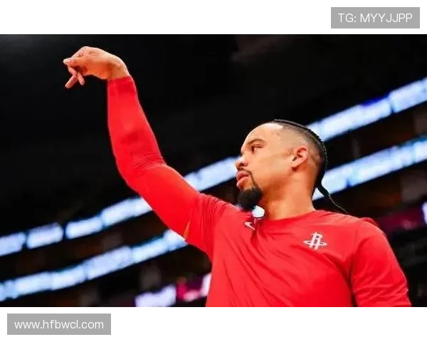 克莱通过频繁无球跑动制造掩护错位并主导了侧翼得分产出